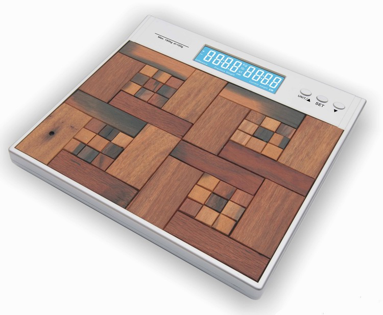 Wooden scale with memory function